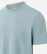 Remera celeste de corte recto, cuello redondo y mangas cortas.