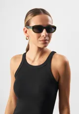 Lentes de sol Eco Shades modelo Moretti, con marco octogonal color verde oliva y lentes grises.