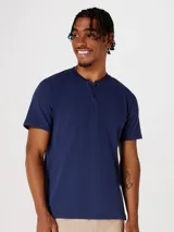 Camiseta manga corta color verde militar con cuello henley y tres botones.