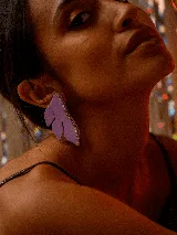 Aro dorado con forma de hoja y detalle de strass.