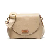 Bandolera pequeña de material símil cuero color taupe, con solapa frontal redondeada y herrajes metálicos dorados. Incluye correa larga regulable y desmontable.