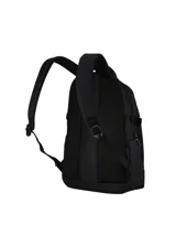 Mochila negra de estilo urbano con múltiples compartimentos frontales con cierre y asa superior. Presenta el logo de la marca "terrano" en blanco en la parte superior central.
