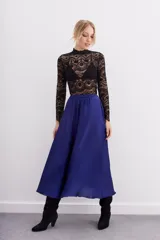 Falda larga evasé color azul eléctrico, con cintura elastizada y caída voluminosa.