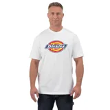 Remera blanca de manga corta con cuello redondo y logo Dickies estampado en el pecho.