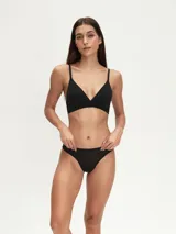 Conjunto de ropa interior negro, compuesto por un bralette triangular de algodón con tirantes finos y una bombacha tipo tanga.