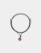 Gargantilla con cordón negro ajustable y dije de corazón rosa con glitter.