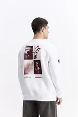 Buzo blanco de algodón con cuello redondo, puños y bolsillos laterales. Presenta un estampado en la espalda con cuatro imágenes de plantas en tonos sepia y texto.