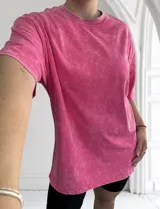 Remerón rosa con efecto acid wash, corte holgado y cuello redondo.