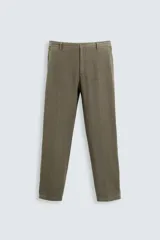 Pantalón de vestir color verde oliva, de corte recto, confeccionado en lino. Cuenta con cintura elástica, bolsillos laterales y traseros de ojal.