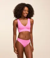 Soutien top color rosado con textura acanalada, copas desmontables y sin costuras.