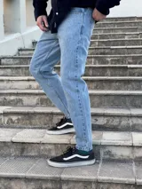 Pantalón de jean celeste, de corte recto.