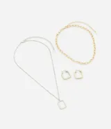 Conjunto de collar de cadena fina plateada con colgante cuadrado, collar de eslabones dorados y caravanas de aro cuadrados bicolor (dorado y plateado).