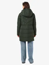 Campera acolchada verde oscuro con capucha, cierre frontal con cremallera y bolsillos laterales.