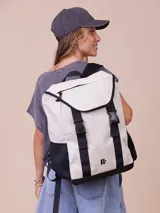 Mochila color arena con correas ajustables y diseño moderno, ideal para uso diario.