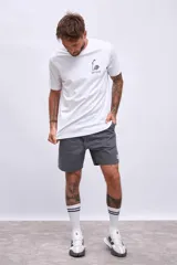 Bermuda gris de gabardina con cordón ajustable en la cintura y bolsillos laterales.