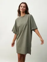 Vestido gris oscuro de corte recto, con cuello redondo y mangas cortas.