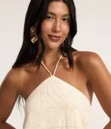 Vestido corto con lazo en el cuello y textura floral.