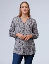 Blusa estampada de rayón con escote en V, cuello base y mangas ¾ con puño elastizado, de la marca Grand & Greene.