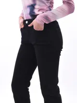 Jean recto color negro, con corte ajustado y diseño clásico.