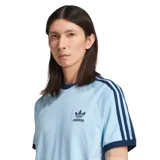 Remera celeste de corte clásico con cuello redondo y mangas cortas con ribete azul marino. Presenta las tres tiras características de Adidas en azul marino en los hombros y el logo bordado en el pecho.
