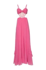 Vestido largo de fiesta color fucsia, con busto estructurado y retorcido en el centro, tirantes finos ajustables, aberturas con volantes en el bajo de la falda, cierre a presión en la parte superior y cremallera invisible en la parte trasera de la cadera.