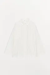 Camisa tipo pijamera de algodón a rayas verticales grises sobre fondo blanco, con cuello solapa, manga larga, bolsillos de plastrón y cierre frontal con botones.