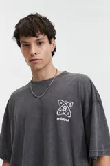Remera gris oscuro con efecto gastado, corte boxy, manga corta y cuello redondo. Estampado en el frente con diseño abstracto y texto 'mistral'.