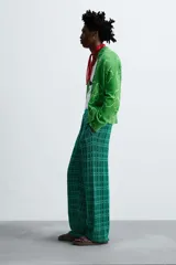 Pantalón relaxed fit de punto ligero tejido en hilatura con algodón, color verde con diseño a cuadros. Cintura elástica ajustable con cordón y bolsillos laterales.