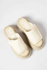 Sandalias negras de cuero sintético con plataforma track.