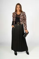 Blazer corto con estampado de leopardo, solapas de muesca y mangas largas.