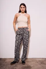 Pantalón recto de viscosa con estampado de hojas en blanco y negro, tiro medio y cintura elastizada.