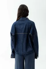 Campera tracker de denim azul oscuro, corte boxy, bolsillos frontales y lavado vintage. Corte oversize.