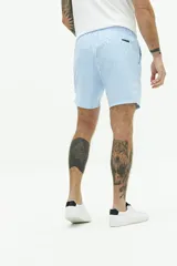 Short de baño con estampado a rayas verticales en tonos celeste y blanco, con cintura elástica ajustable con cordón, dos bolsillos laterales y uno trasero.