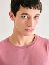 Camiseta de manga corta, cuello redondo y calce regular, color amarillo mostaza jaspeado.