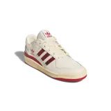 Zapatillas multicolor de corte bajo, diseñadas para basketball, con tres franjas distintivas y suela de goma.
