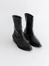 Bota marrón con estampado de piel de cocodrilo, caña media, punta cuadrada y tacón geométrico negro.