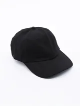 Gorra de béisbol con estampado animal print en tonos marrones y negros.