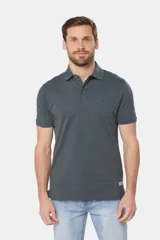 Chomba azul con textura de líneas horizontales en relieve, cuello clásico y tapeta con dos botones.