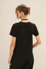 Remera de algodón color negro con cuello redondo y manga corta, caracterizada por una aplicación frontal con el diseño de un tigre.