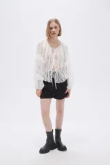 Short negro de vestir con pinzas, tiro alto y ruedo con dobladillo.