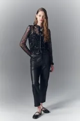 Pantalón de cuero ovino color dorado, de corte recto y largo al tobillo.