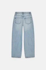 Jeans de tiro medio con corte relaxed fit y balloon leg, color azul denim. Cuenta con cintura con trabillas, cinco bolsillos y cierre frontal con cremallera y botón. Modelo ZARA WOMAN COLLECTION.