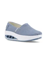 Zapatillas tipo slip-on de tela denim color celeste, con elástico en el empeine y plantilla con tecnología memory foam.