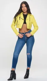 Chaqueta corta de cuero vegano color amarillo con cierre cruzado y detalles en negro.