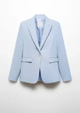Blazer entallado color rosa pálido, con cuello de solapa de muesca, manga larga, hombros estructurados, dos bolsillos de ribete en la parte delantera, cierre de botón en la parte delantera, detalle de pinzas, abertura posterior y forro interior.
