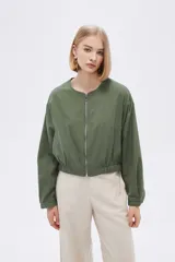 Campera verde oliva con cierre frontal, cuello redondo y corte a la base.