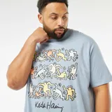 Camiseta celeste de manga corta con cuello redondo y estampado de figuras humanas de colores al estilo de Keith Haring.
