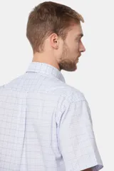 Camisa celeste y blanca a cuadros de manga corta con bolsillo en el pecho y logo bordado.