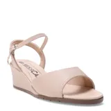 Sandalias de tacón corrido color rosa claro, con pulsera al tobillo y hebilla metálica.