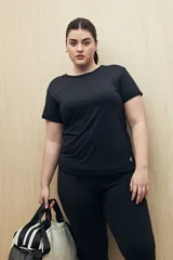 Remera deportiva negra de manga corta, corte ajustado y tejido elástico.